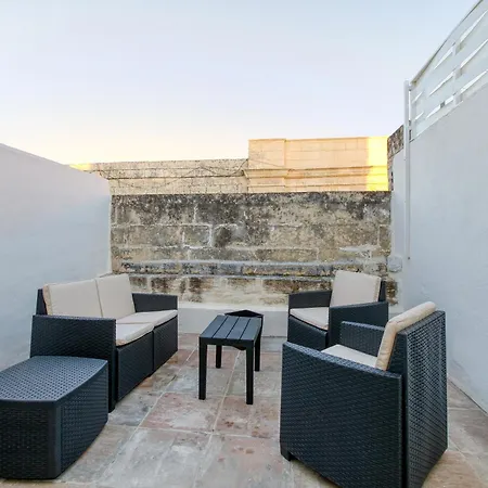 Authentic & Spacious 3br With Private Terrace By 360 Estates בית נופש