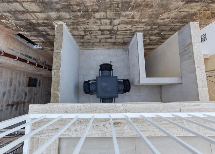 Case de vacanță Authentic & Spacious 3br With Private Terrace By 360 Estates *