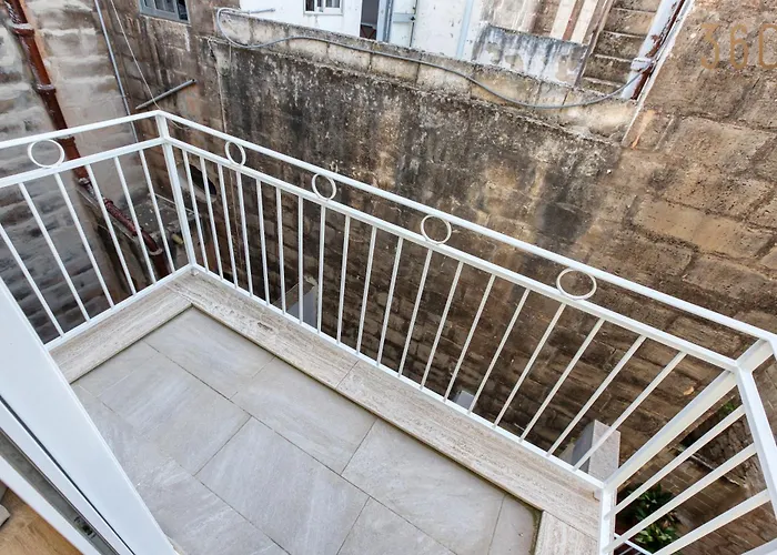 Authentic & Spacious 3br With Private Terrace By 360 Estates *